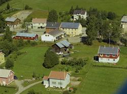 Drosjesentral. Olstad. Tettbebyggelse med småhus. Kulturland