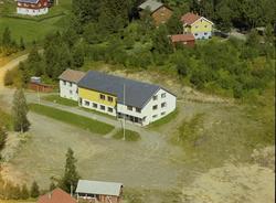 Follebu Samfunnshus, Bygdahuset. Lang hvit- og gulmalt bygni