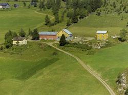 Kulturlandskap. Gårdsbruk. Gammel stue og ny stue, panelt.  