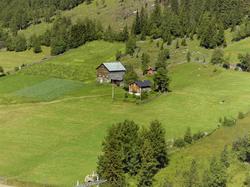 Reiten, midtre. Gårdsanlegg med stue, driftsbygning og et li