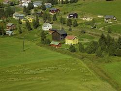 Segalstad Bru. Tettbebyggelse med eneboliger. Dyrka mark i f