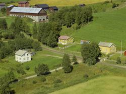 Roheim. Småhusbebyggelse foran, Leikvam t.v. bak. Dyrka mark
