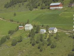 Sjåstad, bolighus, låve for gårdsbruk bak, Øvre Svatsum, Ves