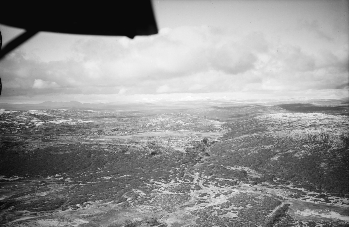 Saltbelgdalen fra sør, Øyer, 1948, fjell, fjellandskap, vann, snøkledde fjell i bakgrunnen