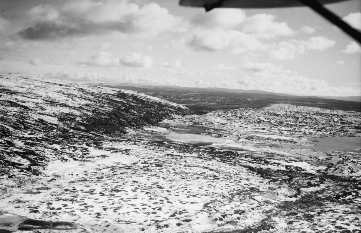 Saltbelgdalen fra nord, Øyer, 1948, hyttetomt, fjellandskap, vann, snø (?)