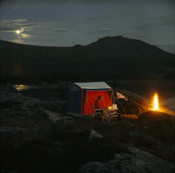 Campingidyll i måneskinn og med bål v. Sjoa -Gjende