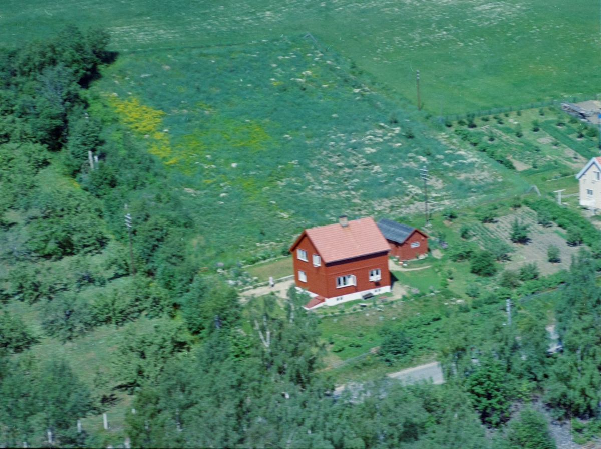 Flyfoto, Lillehammer, Vingnes. "Bjerkli". Vingromsvegen, tidligere Birivegen 161. Rødt lite hus for seg selv. Hager til høyre