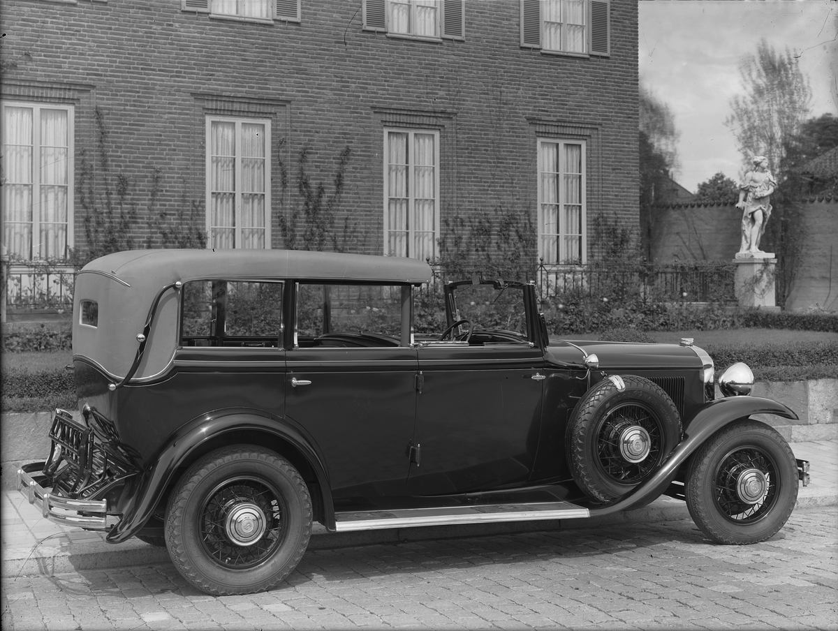 Buick från Freys hyrverk, 1930-talsmodell. Phaeton 1932/34 ? Fotograferad utanför Villa Bonnier, Nobelgatan 13 i Stockholm.