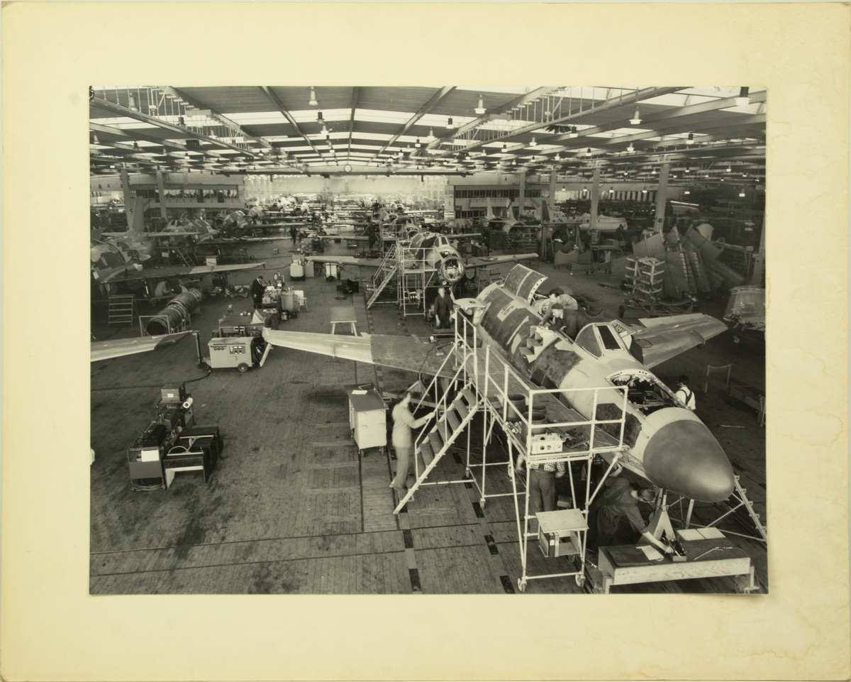 Montering av flygplan Saab 32 Lansen i fabrik.