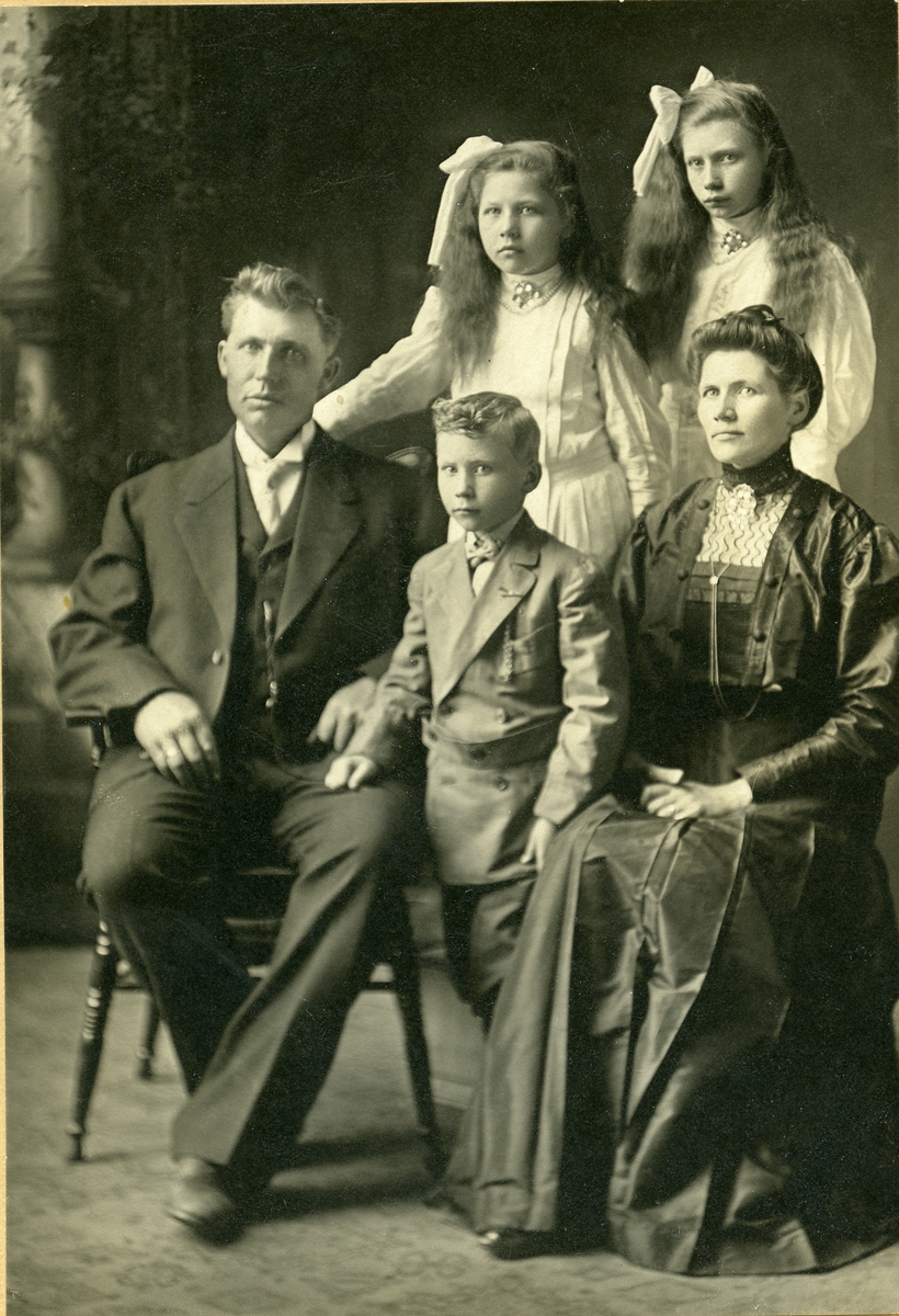 Arne Ødegaard med kona Tora Brenden og barna Georg, Anna og muligens Ellen Jeanette.