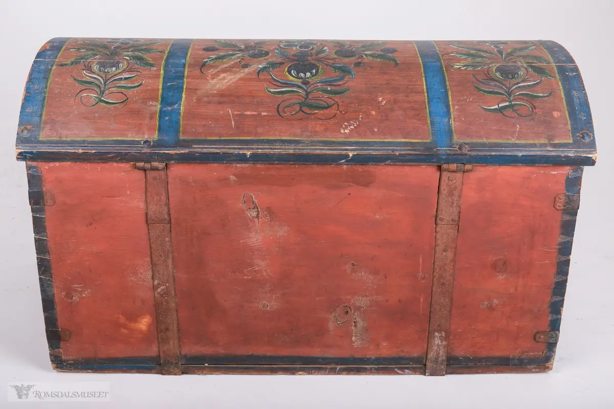 Kisten har oppdelte felt.  Felta er avgrensa med blå og gule kanter. Inne i felta: Rosemalt.  Farger i blått, grønt, gult, hvitt og sort.
Innvendig påtrykt mønster (Påsett farge) i mørkeblått og orange prikker.  Håndtak på hver side.