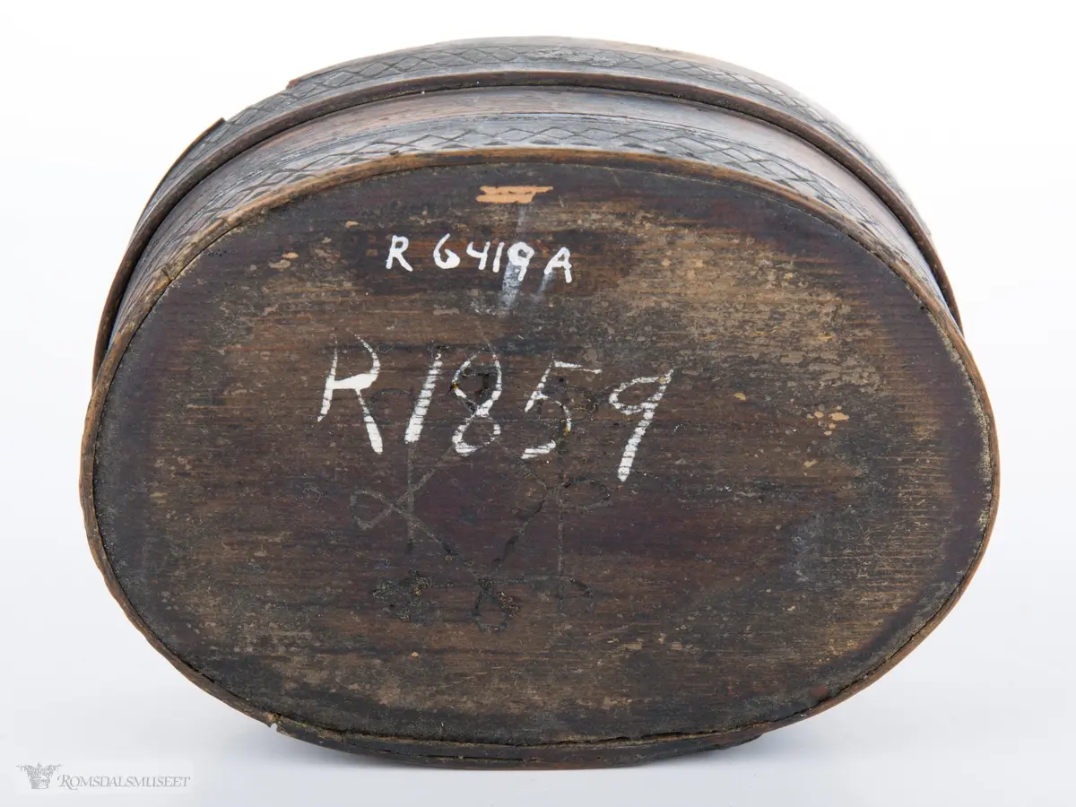 Sammenkomponerte seksbladrosetter,trosk rosemønster. En form for 8 bladrosett under eska i bunnen, minner om svidekorasjon.