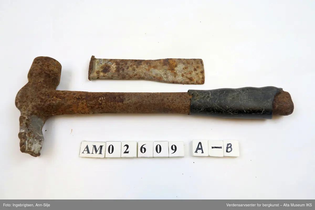 Form: A) Modifisert klinkhammer B) Tradisjonell pinnkile
