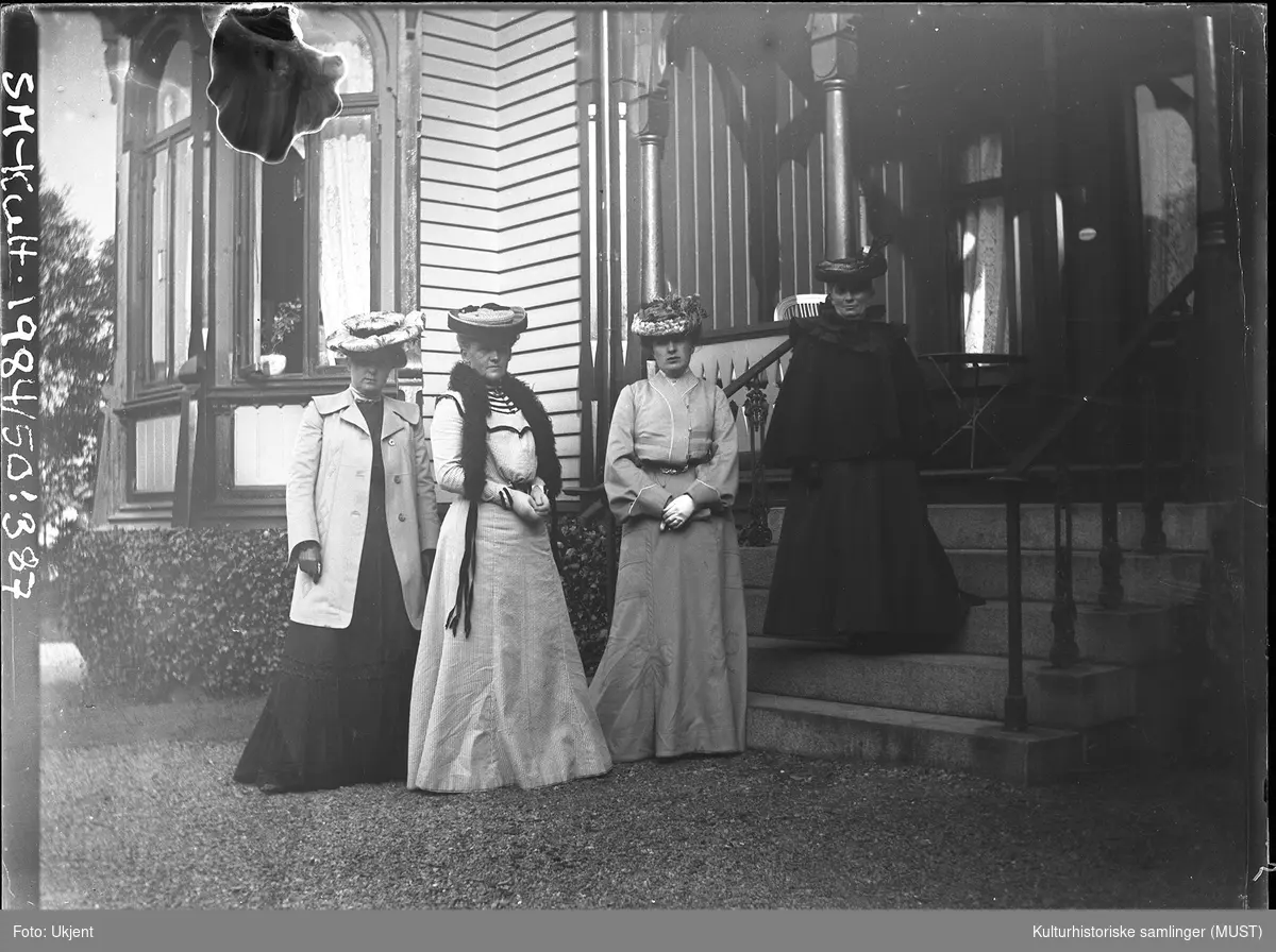 Breidablikk. Fire kvinner ved trappen. Fra venstre Olga Berentsen, Helma Gabrielsen, Karoline Berentsen, ukjent.