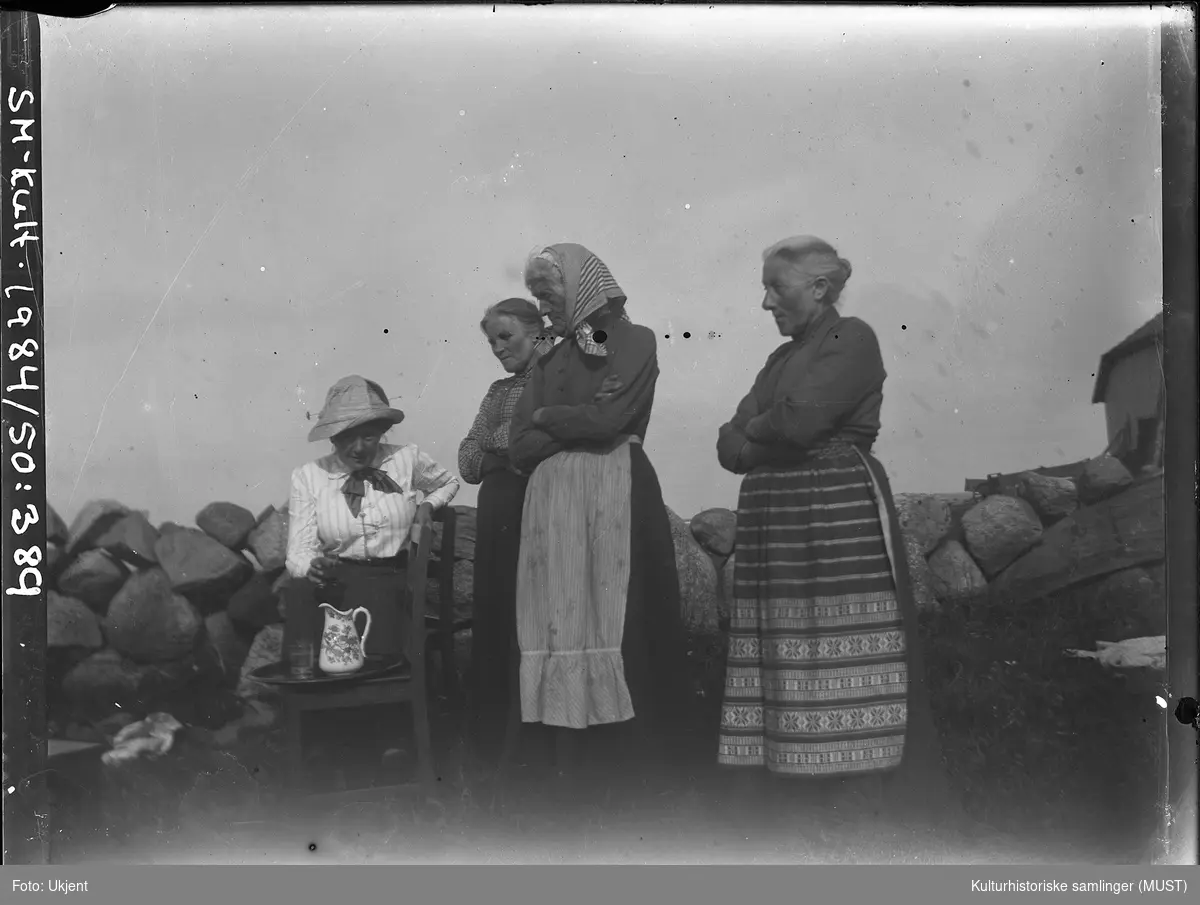 Til venstre Olga Berentsen sammen med tre andre kvinner.