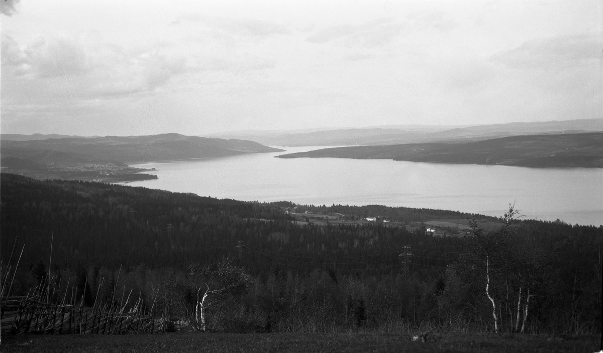 Utsikt over Mjøsa mot Gjøvik. Fotografens standplass har trolig vært i området Blikset/Fjeld. Fire bilder.