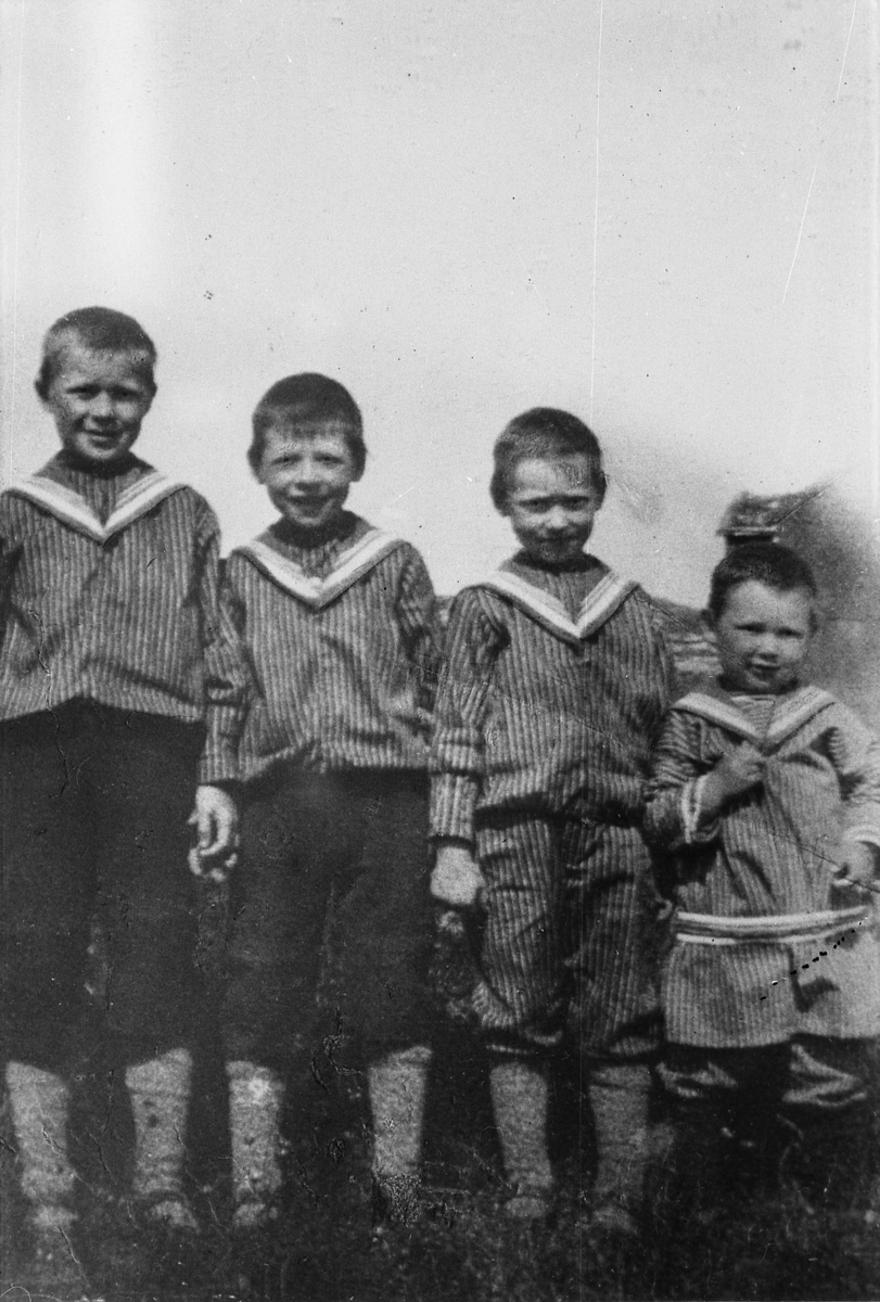 Fire av brødrene Solbø, Lekangen i Tranøy. Bildet tatt i 1920.