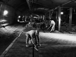 Oslotunnelen : Flislegging på plattformen på Nationaltheatre