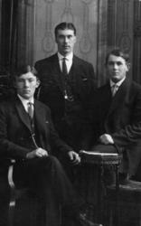 Atelierportrett av Martin Ernstsen, Enok Enoksen og Jørgen E