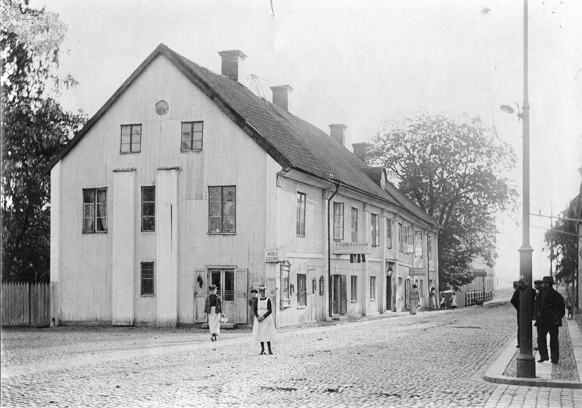 Naukhoffska gården och Stora gatan år 1900. Givare Kjellström.
