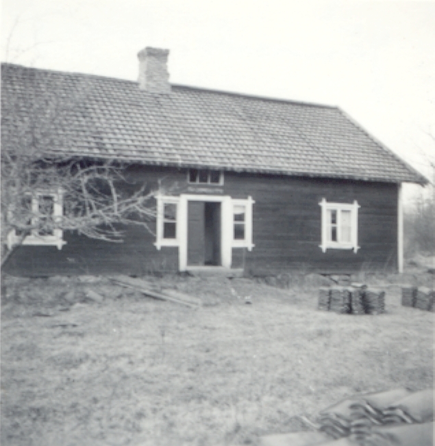 Jämmerbo.  Enligt traditionen byggt på 1700-talet som flygel på Berga gård. Senare stående i skogen vid Bondeberga, där det varit arbetarbostad. Rivet 1949.