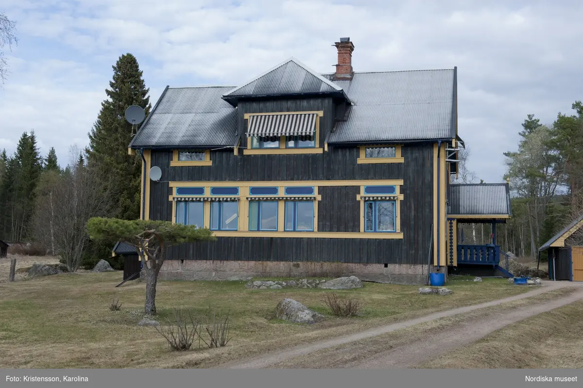 Rosa Taikons hus och trädgård i Flor i Hälsningland