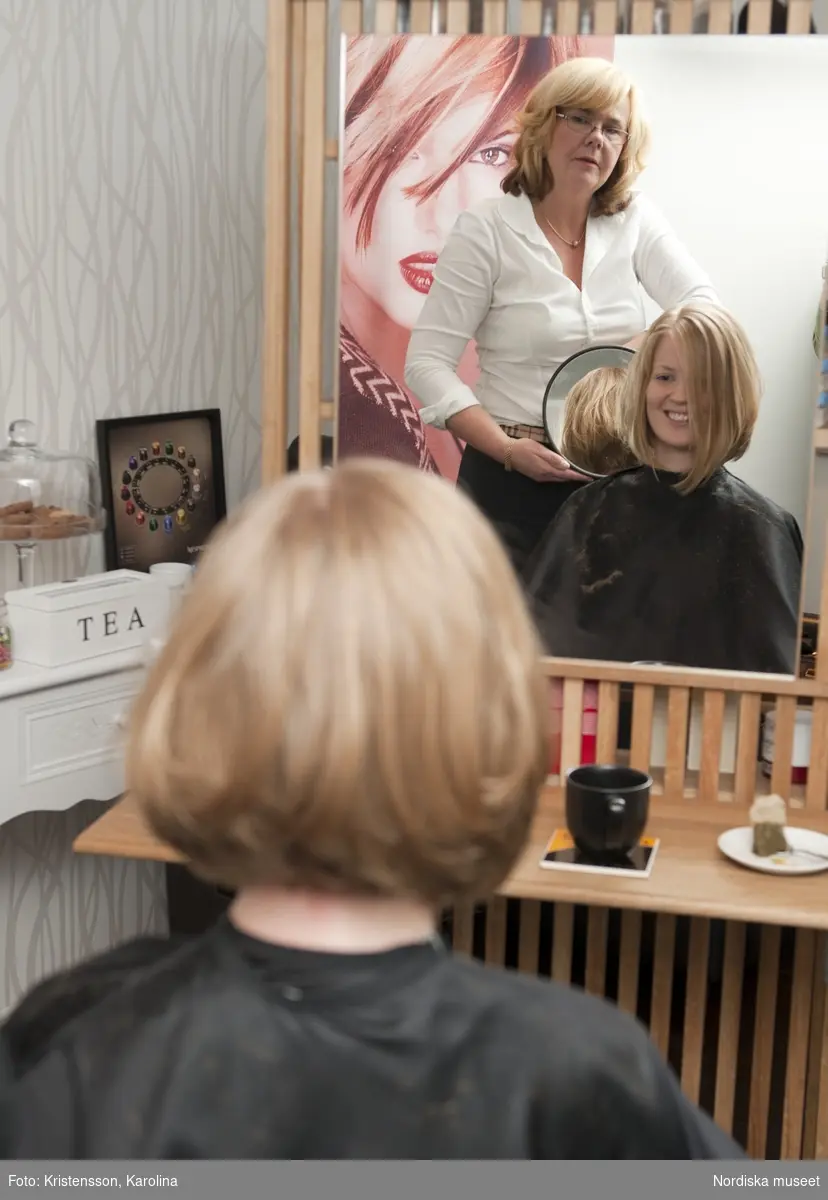 Lovisa Werner klipper sig hos frisör Annika Sundqvist, för att lämna håret till perukmakare