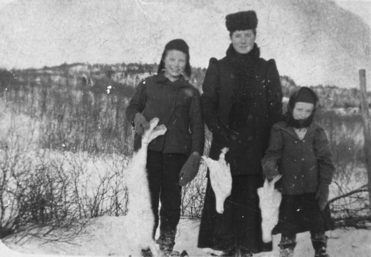 Tre personer med dagens snarefangst, ca.1907.
Gammelseter i Tranøy.
