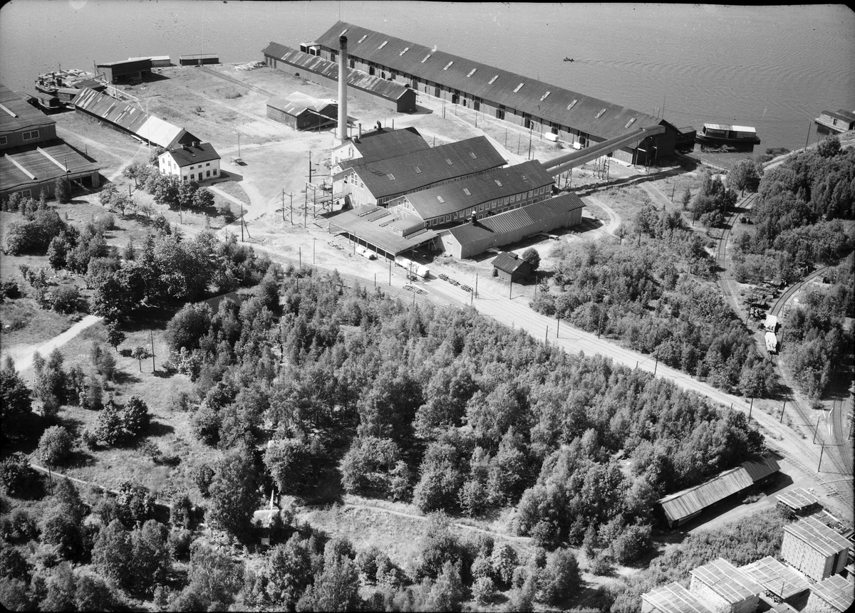 Karskär, Gästrikland
Korsnäs AB. I Karskär uppfördes 1910 en sulfitfabrik och 1915 en sulfatfabrik. Sågen brann 1923 men ett nytt sågverk byggdes upp