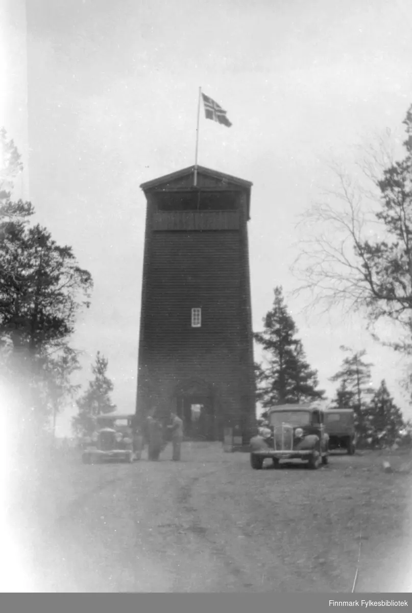 Bildet viser Tårnet på Høyde 96. Biler og folk sees på Parkerings-plassen foran tårnet. Bilen til høyre er trolig en Chevrolet 1934.