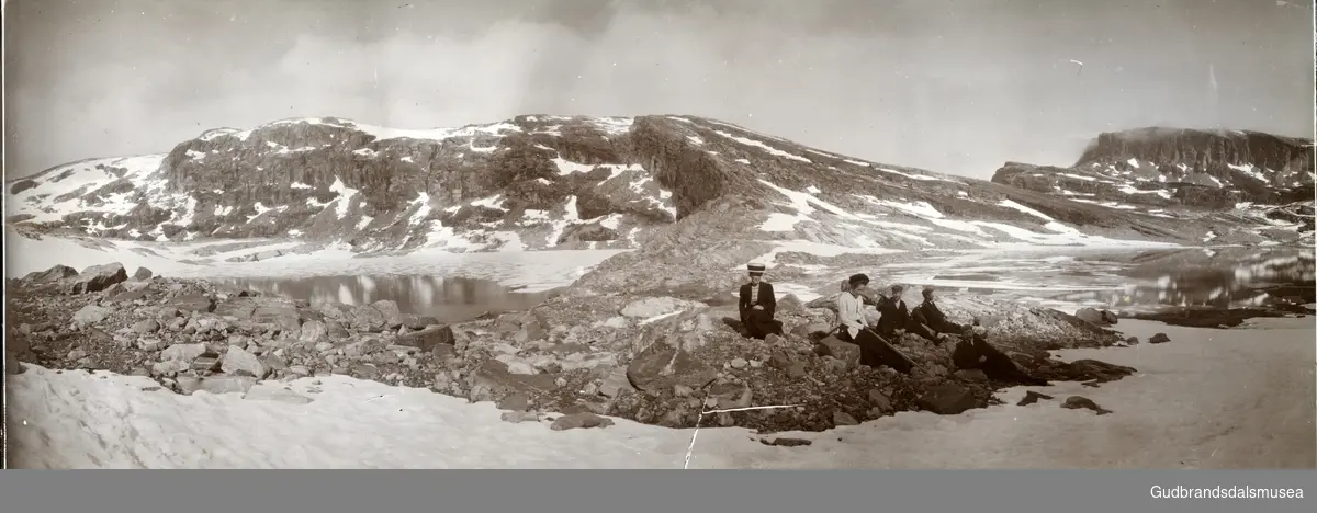 Fjellvandrere ved Demmevann, Hardangerjøkulen, 1909