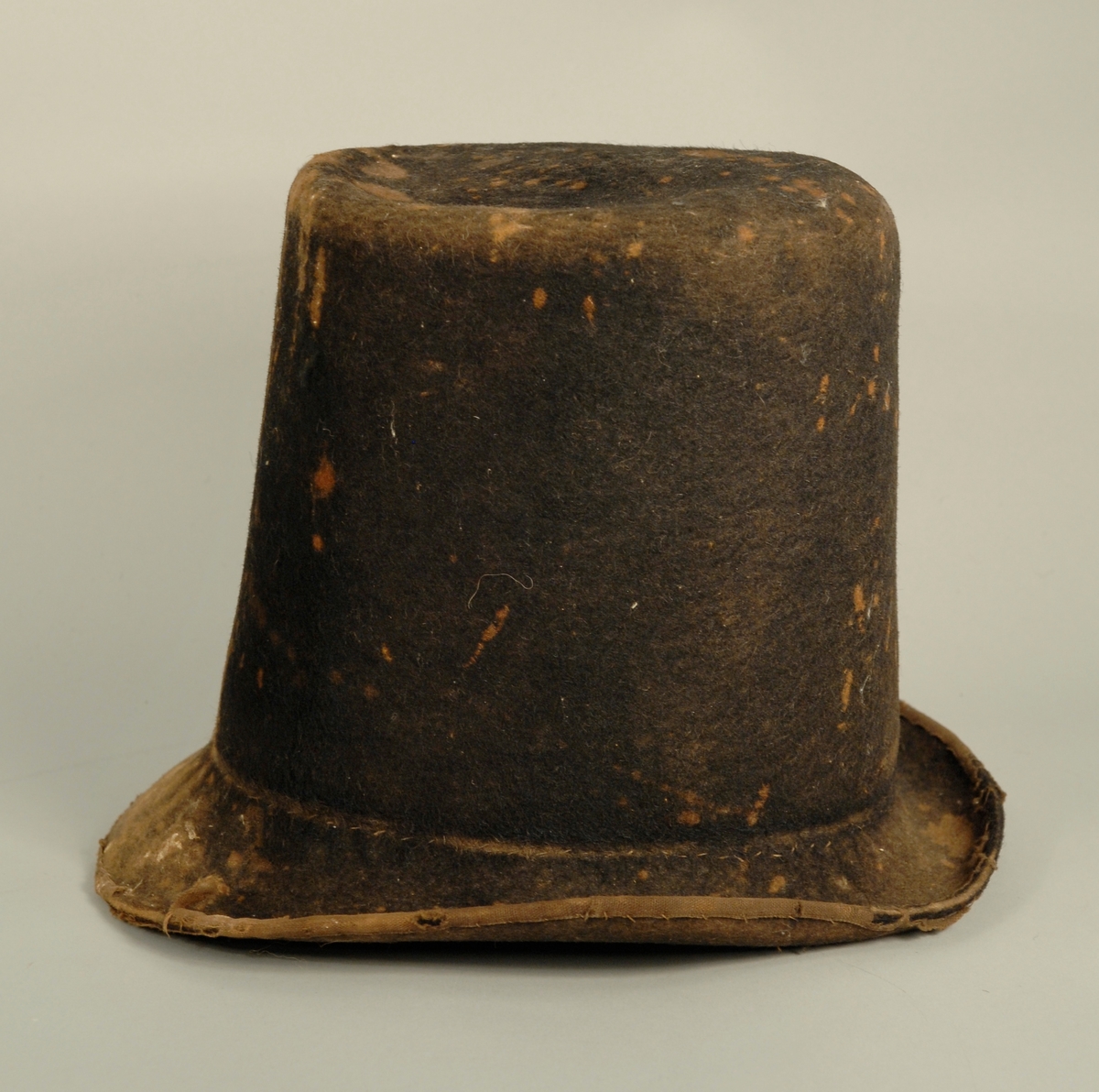 En skinnbit er satt på inne i hatten. Rundt kanten går et bomullsbåndsom skoning.