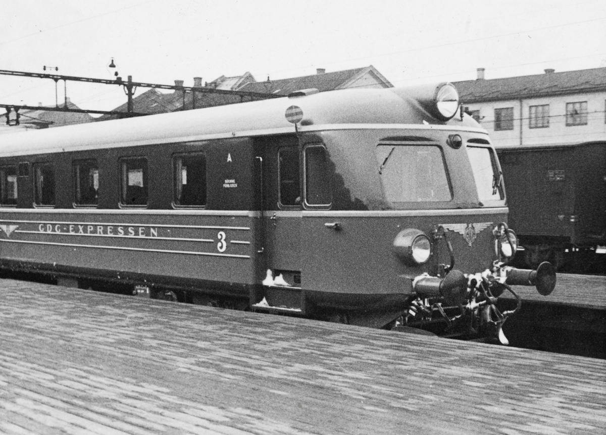 Et togsett type Xoa, tilhørende Bergslagernas Järnvägs AB, på Oslo Østbanestasjon.  (Opprinnelig litra Xoa, senere Xoa8, deretter X8). Togsettene var noenlunde tilsvarende SJ sine X5, men hadde restaurantvogn i tillegg.
