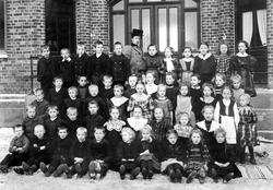 Greåker skole i Tune ca. 1905. Skoleelevene er født 1898-99.