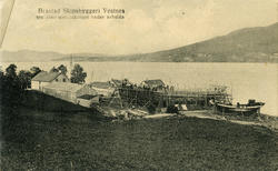 Brastad båtbyggeri med Gjermundnes, Vike, Helset i bakgrunne