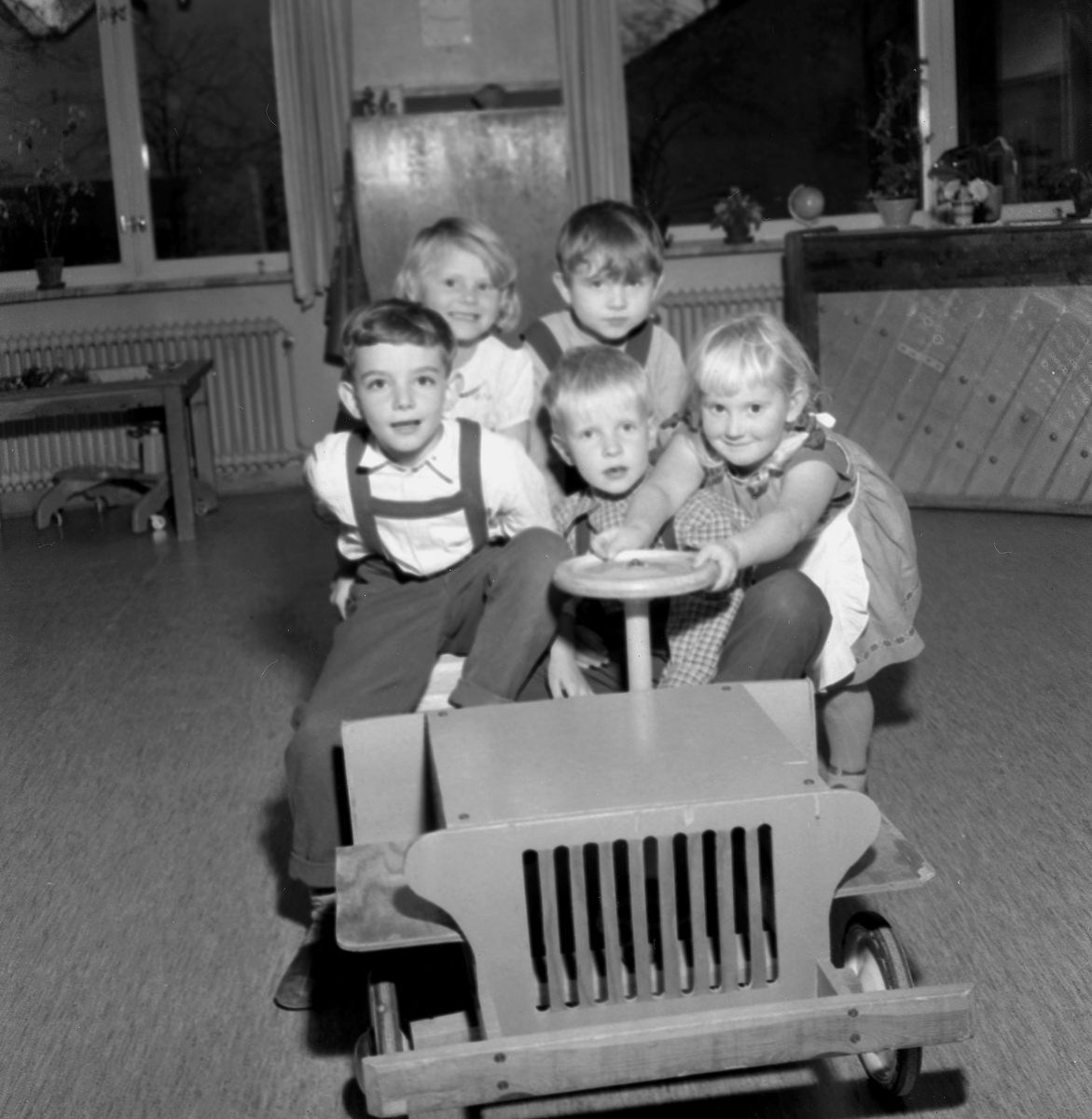 Barnträdgårdar. Bildsidan.
31 oktober 1955.