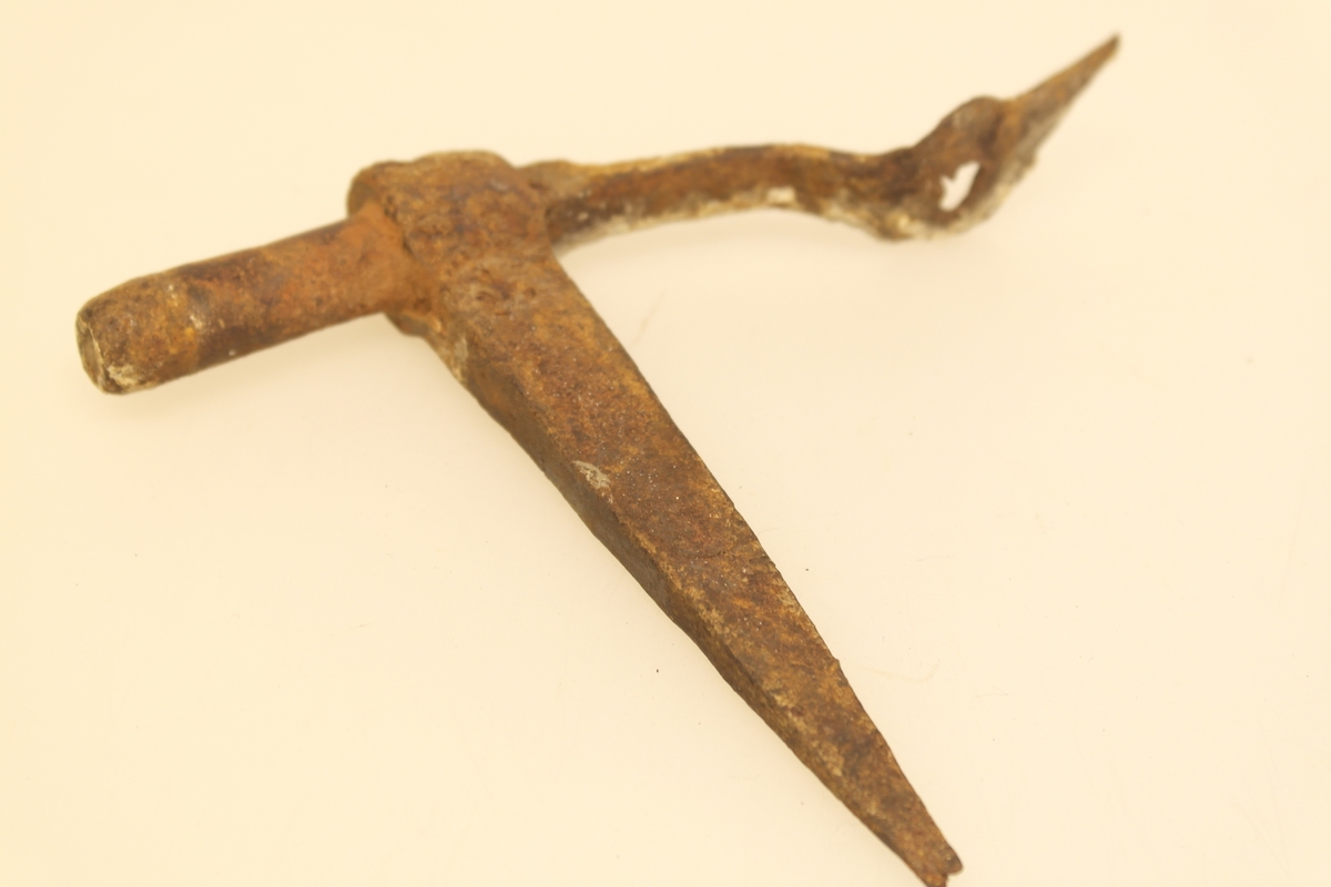 2 hengsler og 1 gjenge i smidd jern. Hjerteformet beslag på hengslene. Rundt beslag med 6 naglehull.
Ornament på gjengjernet.