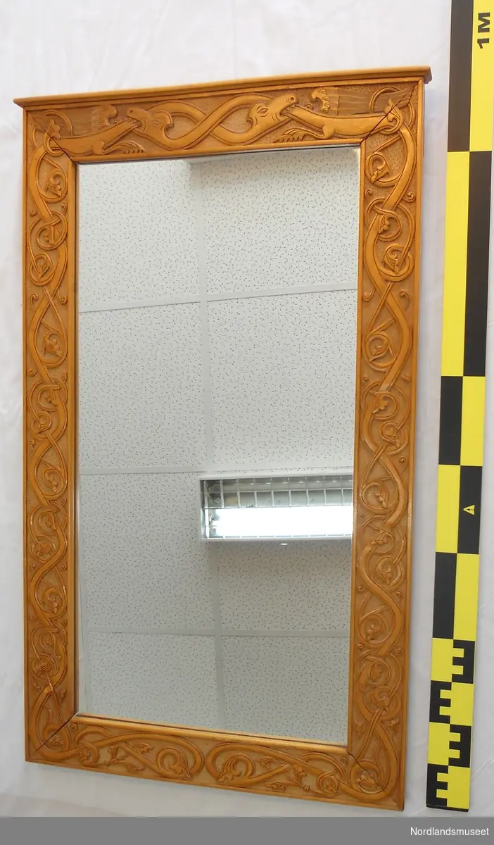 Hjemmelaget speil i dragestil av lakkert tre etter Lyder Kvantoland. Laget mens han var innlagt for tuberkulose.