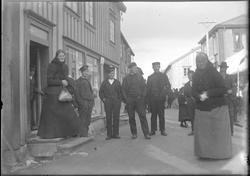 sjøgata,mye folk i gata under tiendebytte.