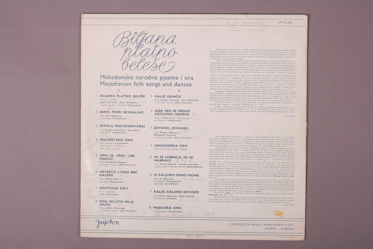 Grammofonplate i svart vinyl og plateomslag i papp. Håndskrevne notater på baksiden av omslaget (se bilder). Plata ligger i en papirlomme. I tillegg er det tre A4-ark med manus (?) merket "Makedonia-folkemusikkprogram P2".