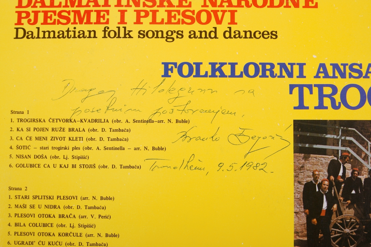 Grammofonplate i svart vinyl og plateomslag i papp. Plata ligger i en plastlomme. På baksiden av omslaget er det skrevet en kort tekst med blå penn, datert Trondheim, 9.5.1982.