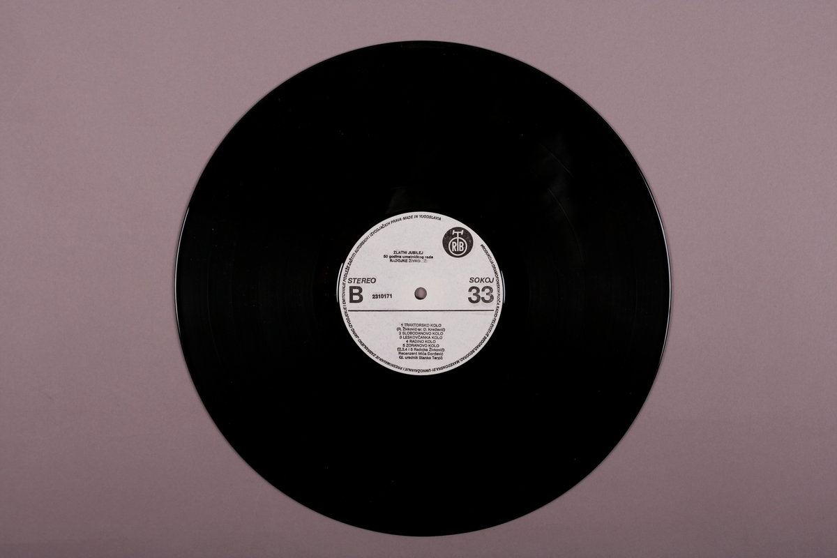 Dobbelt plateomslag i papp, grammofonplate i svart vinyl i plastlomme.