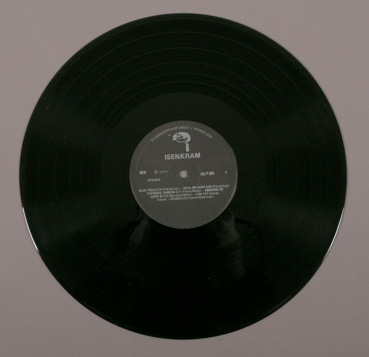 Grammofonplate i svart vinyl og plateomslag i papp. Plata ligger i en papirlomme. I tillegg er et hefte utgitt som ekstranummer av Under Dusken (Nr. 9a/74) med informasjon om musikken og utøverne, og Samfundet.
