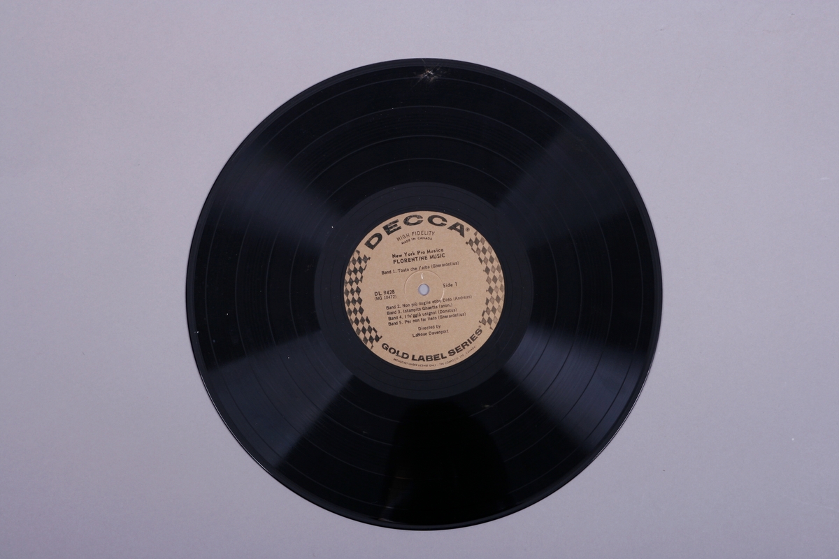 Grammofonplate i svart vinyl. Plata ligger i en plast- og papirlomme.