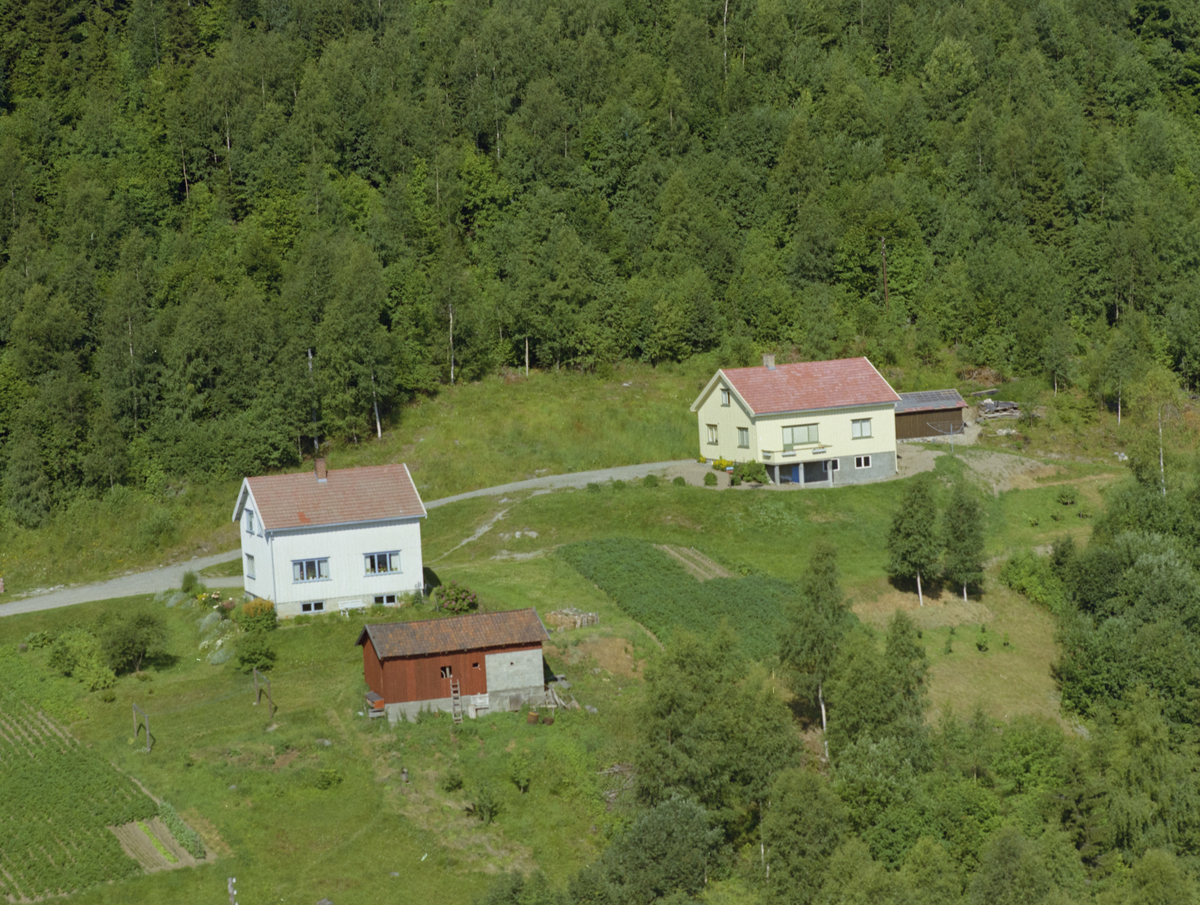 Lillehammer kommune, Vingrom. Døsvegen 89 ligger til venstre og Døsvegen 91 til høyre.