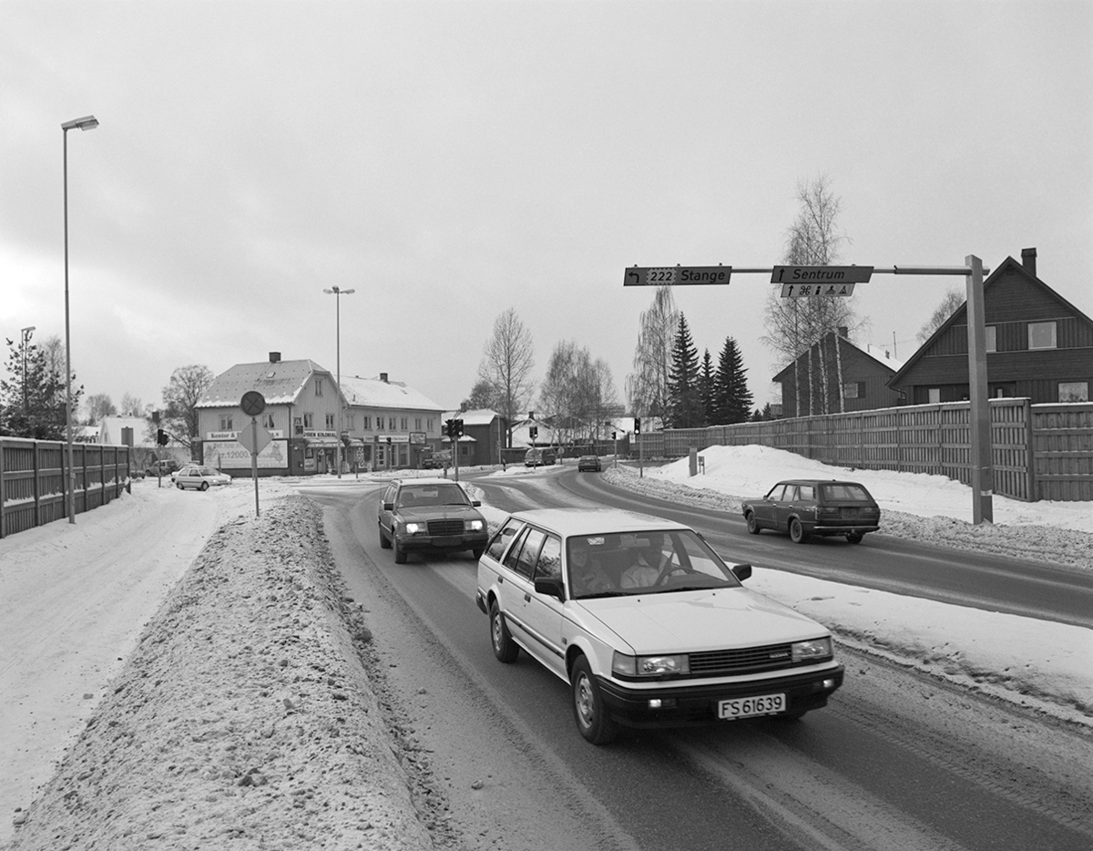 Vangsvegen, Hamar. Biltrafikk, støyskjerm, vinter.