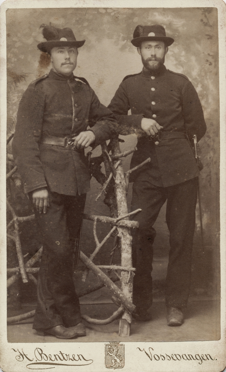 Visittkortfoto av Tomas og Henrik J. Sandvin i uniform