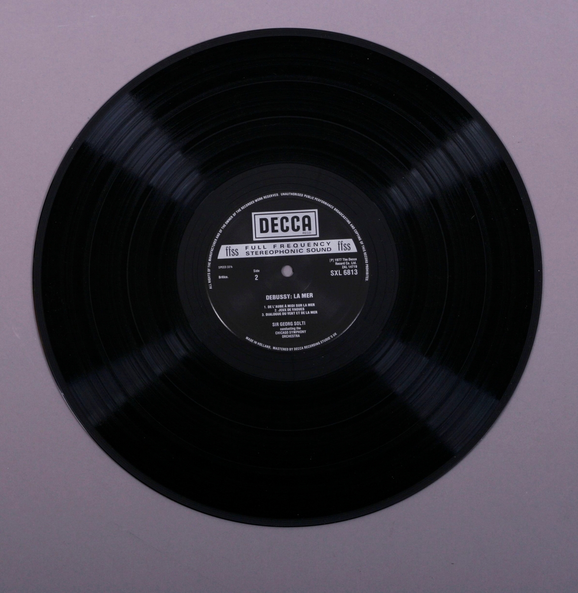 Grammofonplate i svart vinyl og plateomslag i papp. Plata ligger i en papirlomme med plastfôr.