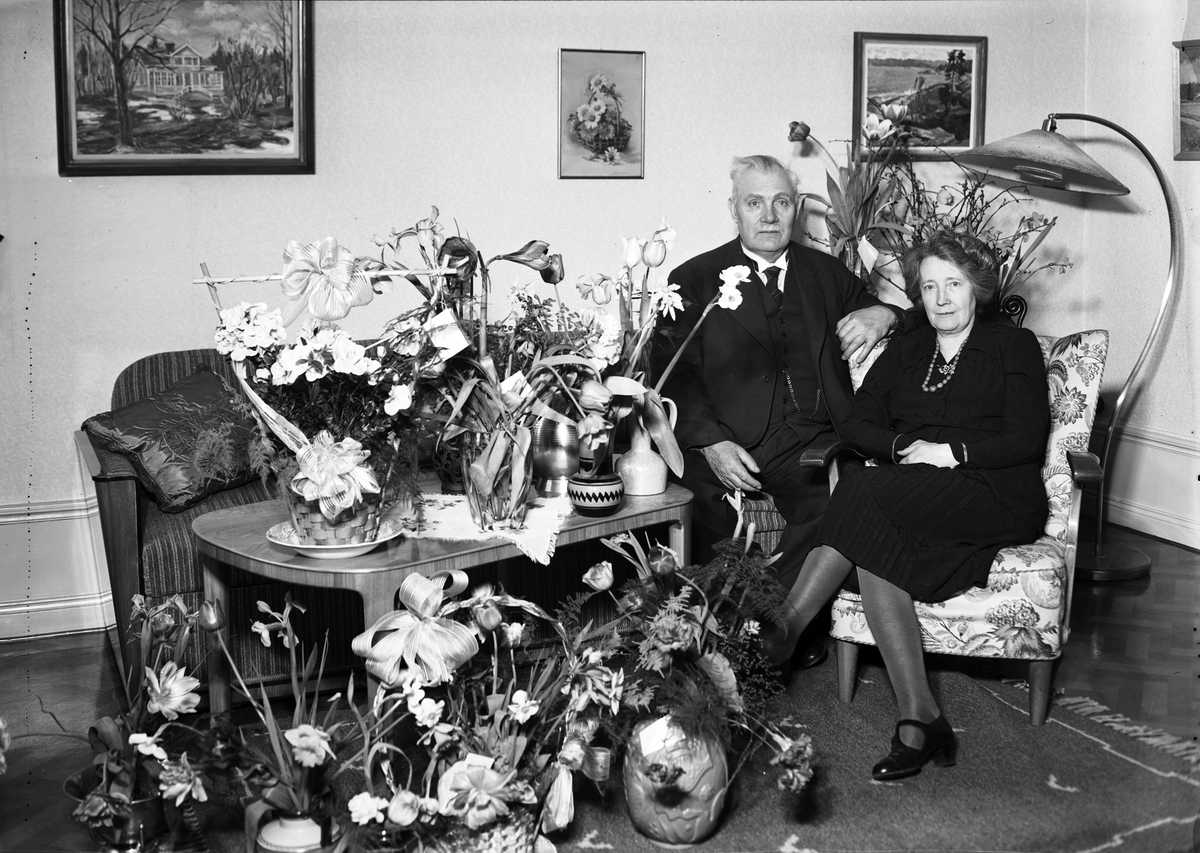 Fabrikör Axel Ölund med fru Lydia Kristina, 24 mars 1943. Fabrikör Axel Ölund, Norra Köpmangatan 22, Gävle. Gefle Kartongfabrik.
