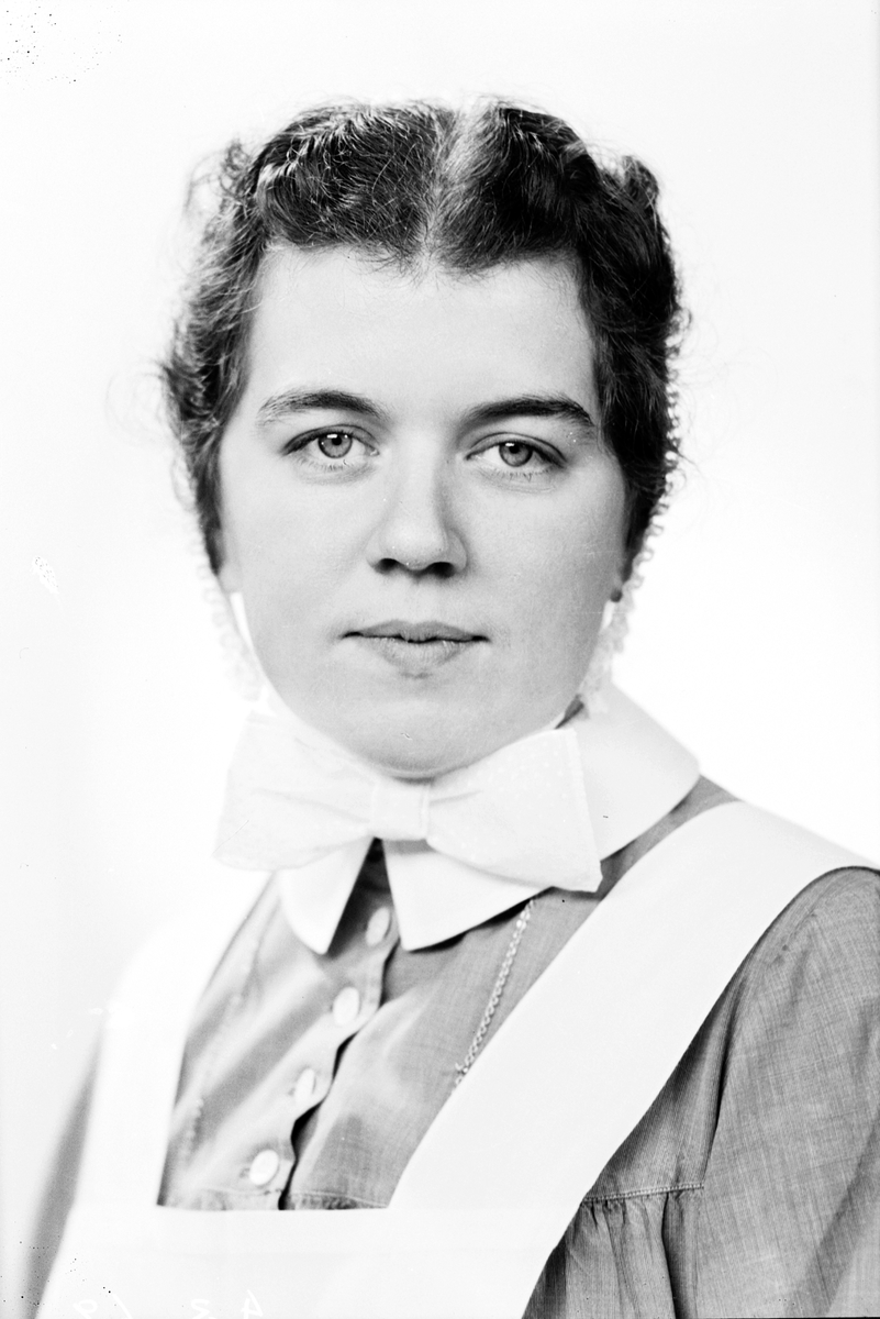 Sjuksköterska Märta Wahltin. Spetsmössan som skymtar, samt rosetten, visar att hon även var diakonissa utbildad inom Ersta diakonisällskap i Stockholm.